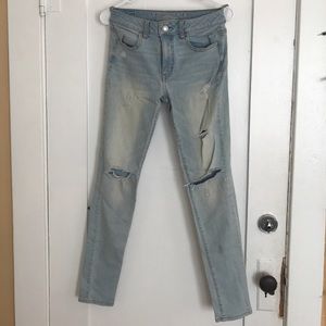 Light wash ripped American eagle jeans